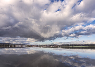 Frühling Überschwemmungen und Wolken in Eichen